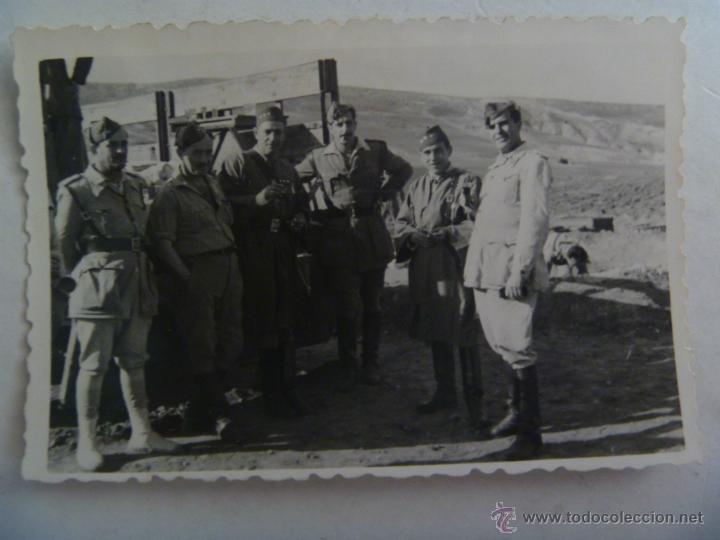 Militaria: OFICIALES DE LA LEGION CON DOS CAPITANES DE REGULARES CON CANDORA Y TARBUSH. FOTO MECA