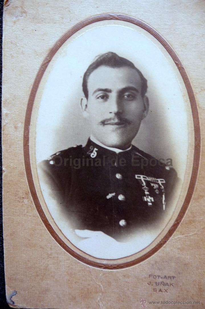 Military Antiques: (JX-2669)FOTOGRAFIA DE OFICIAL DE INFANTERIA CONDECORADO CON LA MEDALLA DE LA CAMPA&Ntilde;A DE CUBA Y CRUZ