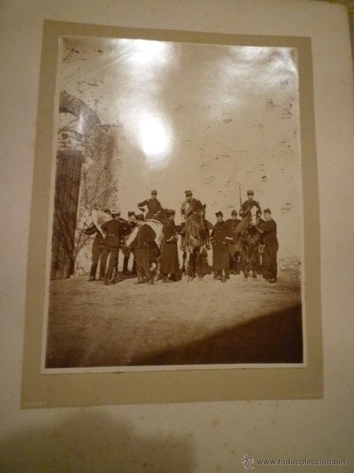 Militaria: FOTOGRAF&Iacute;A ESCENA CUARTEL CABALLER&Iacute;A. FINALES S. XIX. ALB&Uacute;MINA SOBRE CART&Oacute;N