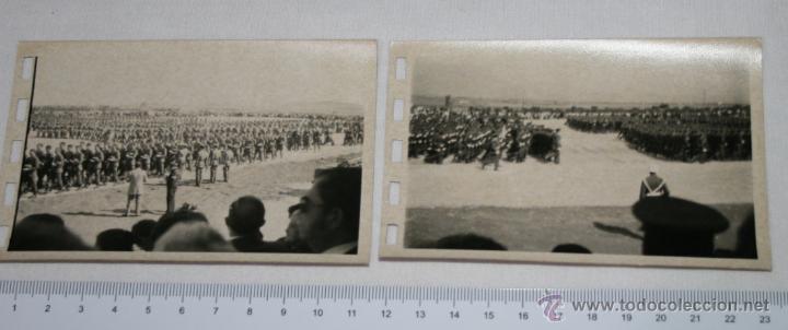 Militaria: LOTE DE 2 FOTOGRAFIAS ANTIGUAS, MILITARES DESFILANDO, JURA DE BANDERA ?