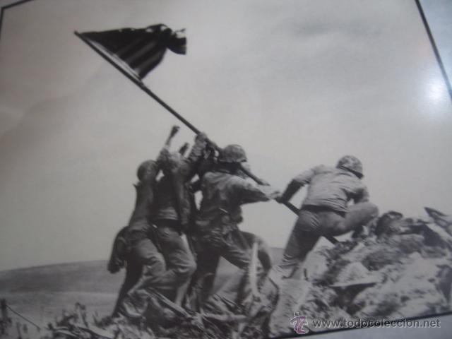 Militaria: Soldados americanos izando bandera, fotografia enmarcada medida 30 x 29 cm.