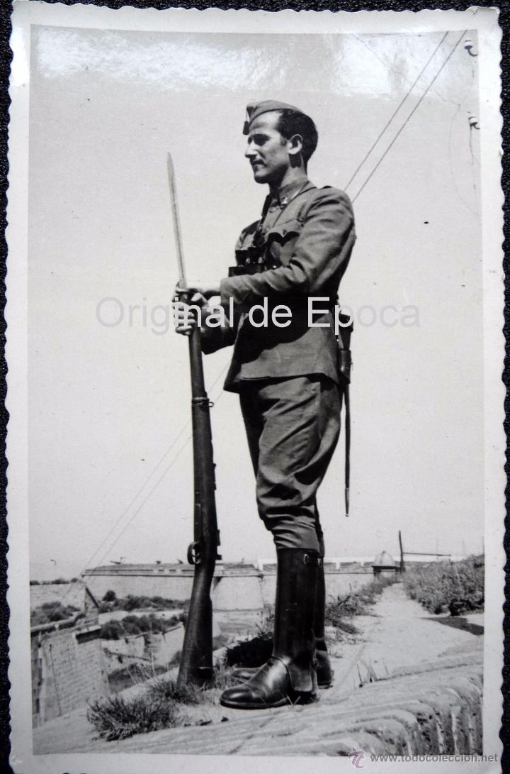 Militaria: (JX-101)FOTOGRAFIA DE SOLDADO DE GUARDIA EN EL CASTILLO DE MONTJUICH,CAPELLA COMISARIO POLITICO G.C.