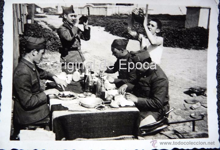 Militaria: (JX-103)FOTOGRAFIA DE SOLDADOS EN EL CASTILLO DE MONTJUICH,ABRIL 1935,CAPELLA COMISARIO POLITICO G.C