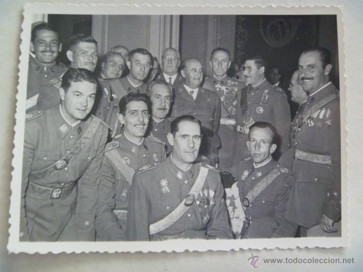 Militaria: FOTO DEL CAUDILLO FRANCO RODEADO DE OFICIALES , UNO EX DIVISION AZUL CON DOS !! CRUCES DE HIERRO