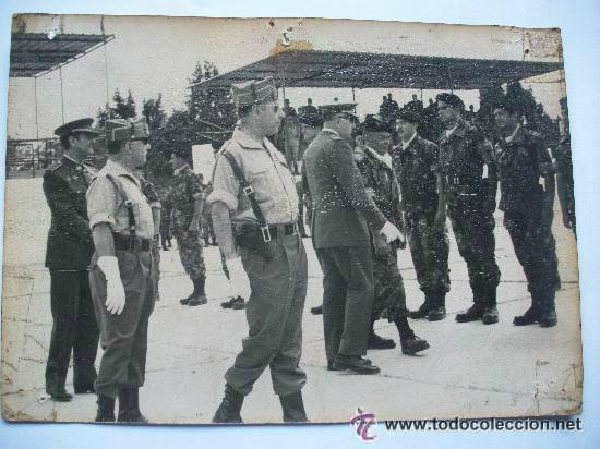 Militaria: LA LEGION : OFICIALES PASANDO REVISTA A FUERZAS DE LA BRIGADA PARACAIDISTA .. 13 x 18 cm