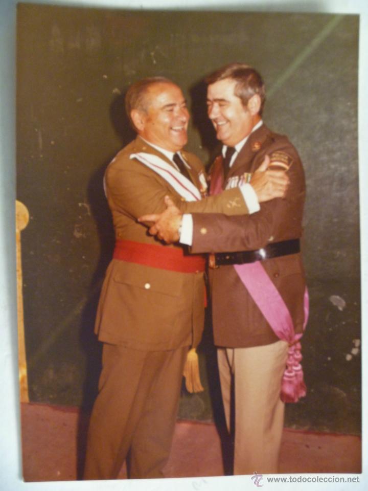 Militaria: GENERAL MEDALLA MILITAR INDIVIDUAL ABRAZANDO A UN COMANDANTE DE LA POLICIA NACIONAL, CON BANDA