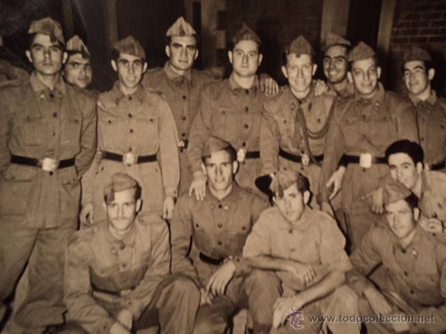 Militaria: ANTIGUA FOTOGRAFIA MILITAR A&Ntilde;OS 50 GRUPO TRAJE TRAJES MILITARES ESPA&Ntilde;A