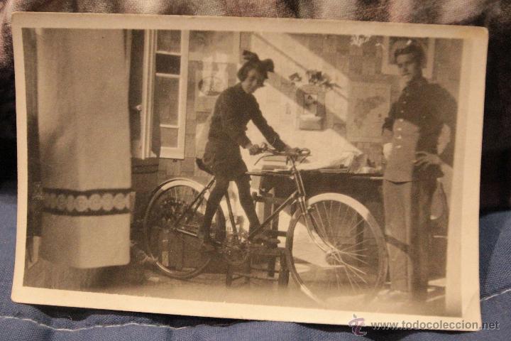 Militaria: ANTIGUA FOTOGRAFIA, CABALLERO CON UNIFORME, MILITAR? Y MUJER CON BICI, ALCOY, 1921