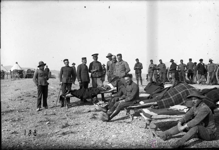 Militaria: FOTOGRAFIA DE CRISTAL NEGATIVO DE MILITARES EN LA GUERRA DEL RIF MARRUECOS 1910 APROXIMADAMENTE, MID