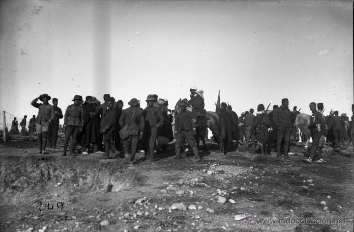 Militaria: FOTOGRAFIA DE CRISTAL NEGATIVO DE MILITARES EN LA GUERRA DEL RIF MARRUECOS 1910 APROXIMADAMENTE, MID