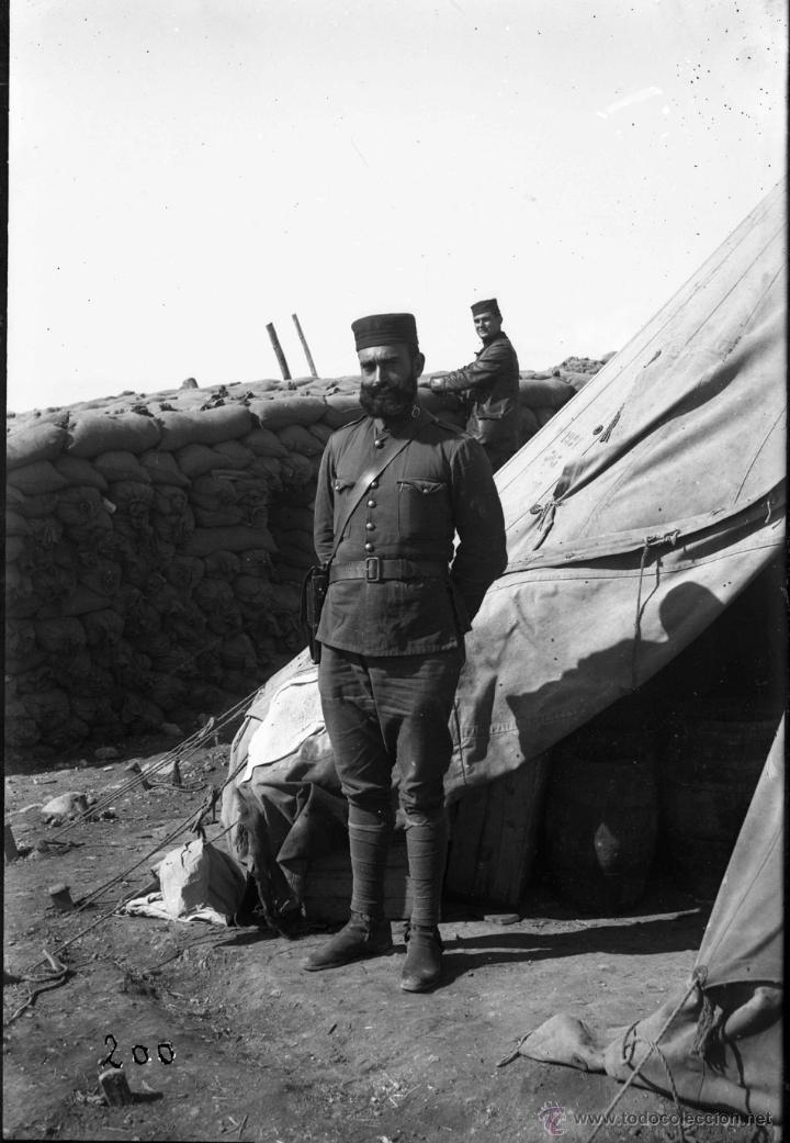 Militaria: FOTOGRAFIA DE CRISTAL NEGATIVO DE MILITARES EN LA GUERRA DEL RIF MARRUECOS 1910 APROXIMADAMENTE, MID