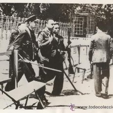 Militaria: RENDICION DE OFICIALES EN EL CUARTEL DE LA MONTAÑA. MADRID. 1936. FOTO: ALBERO Y SEGOVIA. ORIGINAL. Lote 52932938