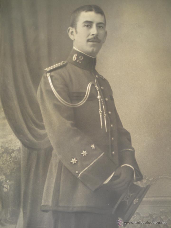 Militaria: Gran foto de un capitan del Regimiento 62 &iquest;Regimiento Inca? &eacute;poca Alfonso XIII. Mide 48 x 41 ctms.