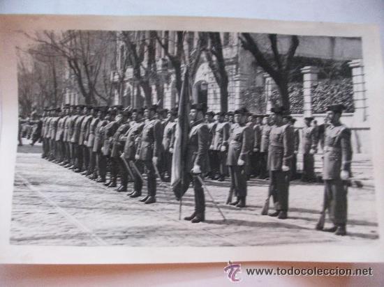 Militaria: FOTO DE FORMACION DE GUARDIA CIVIL CON BANDERA . DIA DE LA VICTORIA 1 DE ABRIL 1954