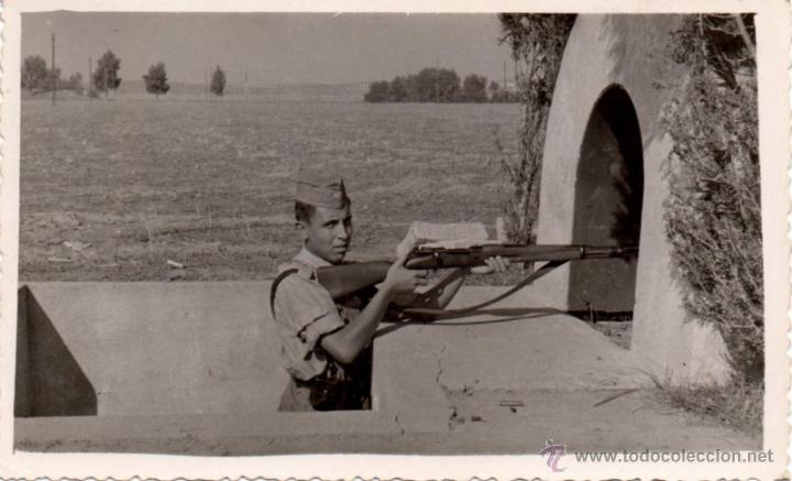 Militaria: ANTIGUA FOTOGRAFIA, SOLDADO DE AVIACION  EN PUESTO DE VIGILANCIA, 138X86MM