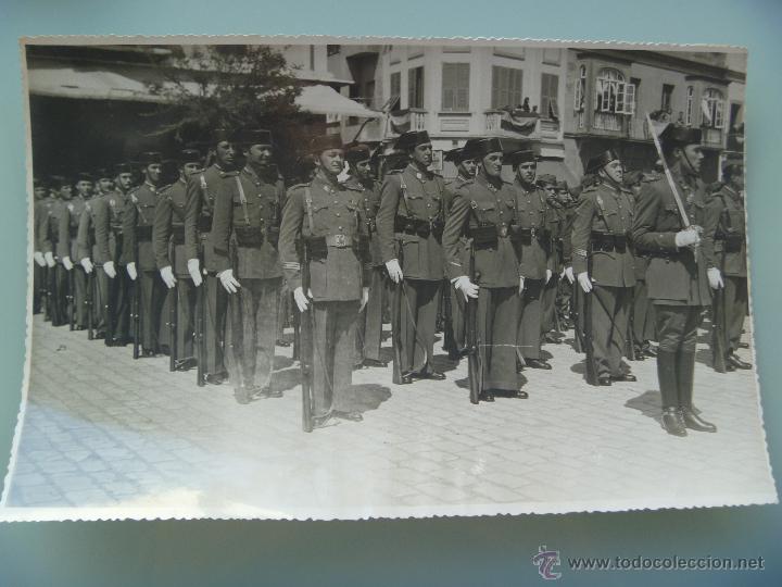 Militaria: FORMACION DE LA GUARDIA CIVIL CON SU TENIENTE AL FRENTE. LA LINEA ...  13 X 24 CM