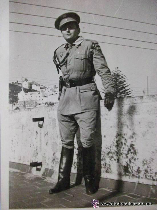 Militaria: MILICIAS UNIVERSITARIAS : FOTO DE ALFEREZ DE REGULARES . TETUAN . A&Ntilde;OS 40