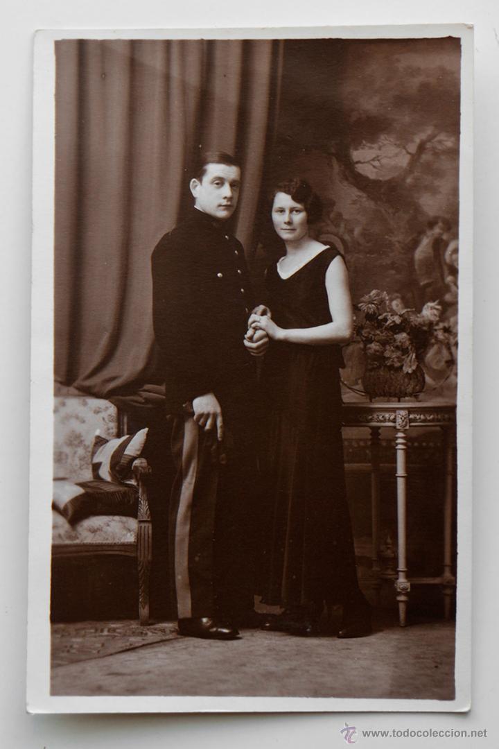 Militaria: Magn&iacute;fico retrato de militar de gala con su esposa.
