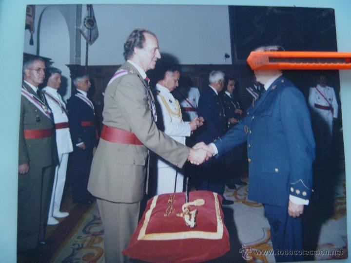 Militaria: ORDEN SAN HERMENEGILDO : EL REY D. JUAN CARLOS IMPONIENDO BANDA Y DAGA A CORONEL AVIACION