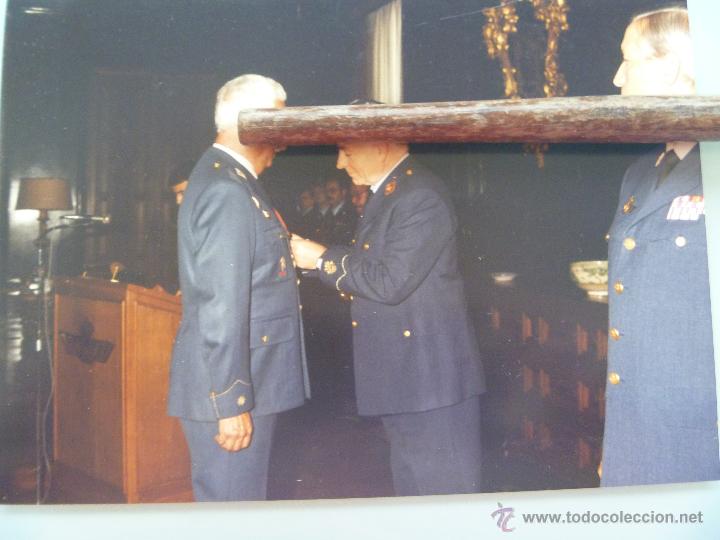 Militaria: AVIACION : GENERAL DEL EJERCITO DEL AIRE IMPONIENDO MEDALLA A COMANDANTE, PERMANENCIA EN LEGION