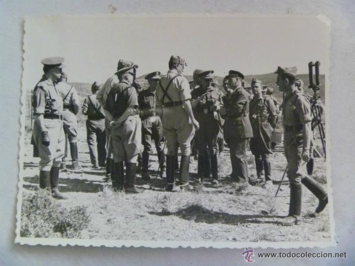 Militaria: FOTO DEL GENERAL RIOS CAPAP&Euml; DE MANIOBRAS EN ALMANSA , 1956 : LEGION , AVIACION