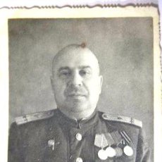 Militaria: FOTO 2 UN CORONEL SOVIETICO CON MEDALLAS I ORDENES .URSS.MEDIDAS-12.5/8.3 CM