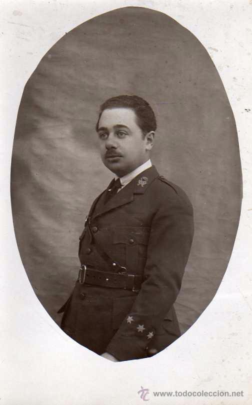 Militaria: Fotografia formato tarjeta postal. Militar con uniforme. No figura fot&oacute;grafo.