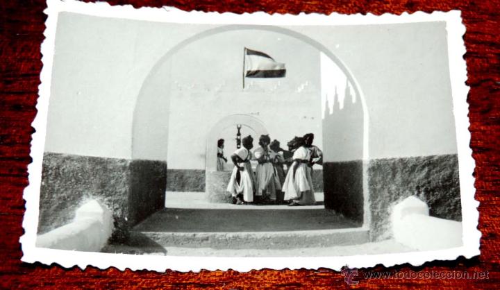 Military Antiques: FOTOGRAFIA DE TROPAS INDIGENAS EN SIDI IFNI, SAHARA, 1950, MIDE 8,8 X 6 CMS.