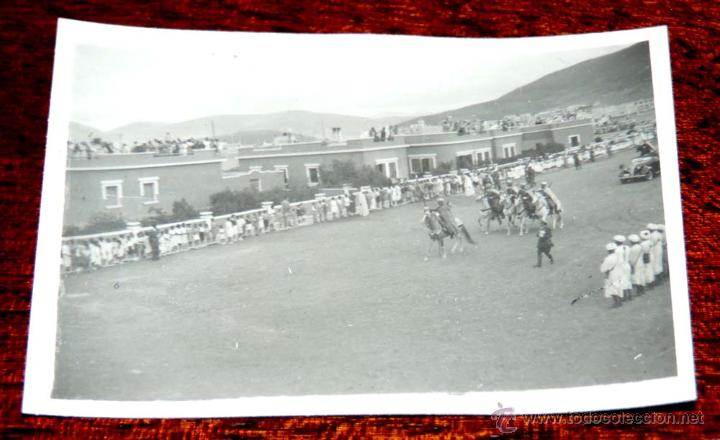 Militaria: FOTOGRAFIA DE TROPAS ESPA&Ntilde;OLAS DESFILANDO EN SIDI IFNI, SAHARA, 1950, MIDE 7X 4,7 CMS.