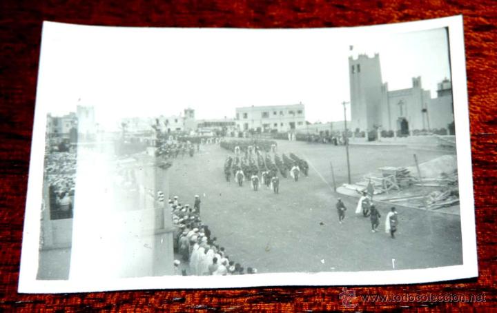 Military Antiques: FOTOGRAFIA DE TROPAS ESPA&Ntilde;OLAS DESFILANDO EN SIDI IFNI, SAHARA, 1950, MIDE 7X 4,7 CMS.
