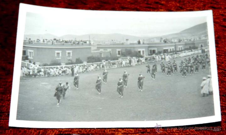 Military Antiques: FOTOGRAFIA DE TROPAS REGULARES DESFILANDO EN SIDI IFNI, SAHARA, 1950, MIDE 7X 4,7 CMS.