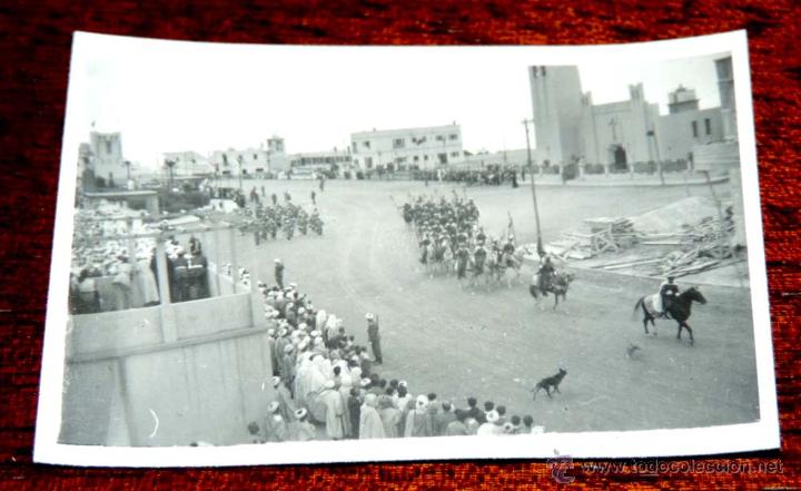 Military Antiques: FOTOGRAFIA DE TROPAS REGULARES DESFILANDO EN SIDI IFNI, SAHARA, 1950, MIDE 7X 4,7 CMS.