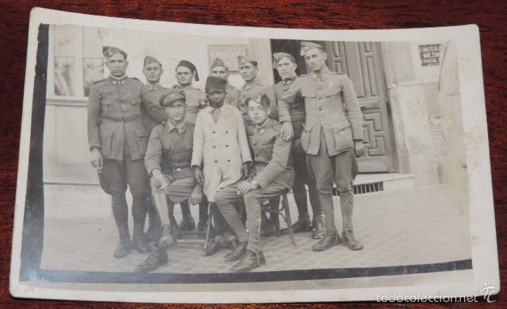 Military Antiques: FOTOGRAFIA DE GRUPO DE REGULARES Y MILITARES DE ARTILLERIA, DELANTE DE LA CLINICA DENTAL DE UN CUART