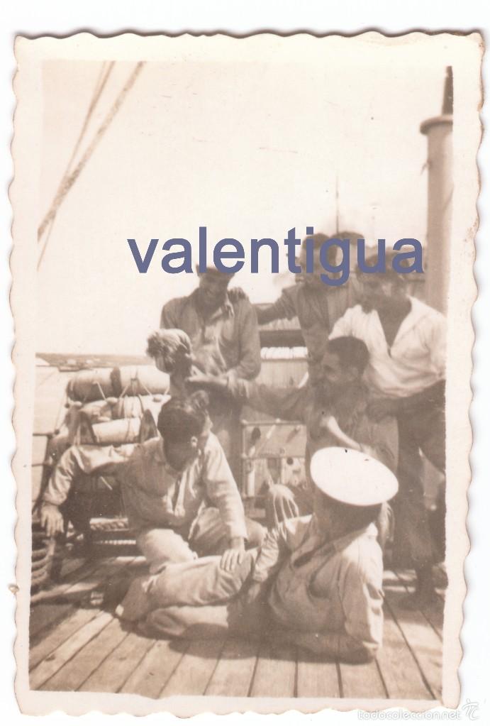 Militaria: Fotograf&iacute;a tomada en la cubierta de un barco con la tripulaci&oacute;n en posici&oacute;n relajada. A&ntilde;os 40-50.