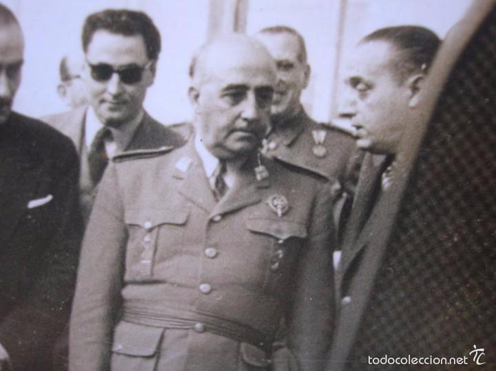 Militaria: LOTE DE TRES FOTOGRAFIAS DEL CAUDILLO GENERALISIMO FRANCO VISITANDO UNA FABRICA.