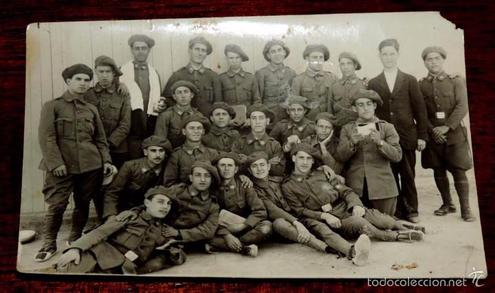 Militaria: FOTO POSTAL DE GRUPO DE SOLDADOS DEL REGIMIENTO DE SANIDAD MILITAR, NO CIRCULADA.