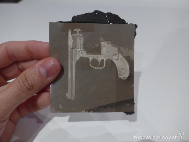 Militaria: Muy antigua fotografia de un revolver