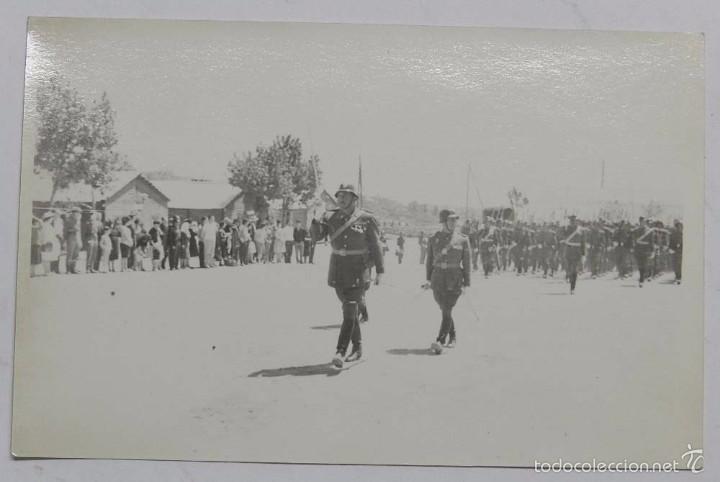 Militaria: FOTOGRAFIA DE MILITARES DESFILANDO, A&Ntilde;OS 60, MIDE 14 X 9 CMS.