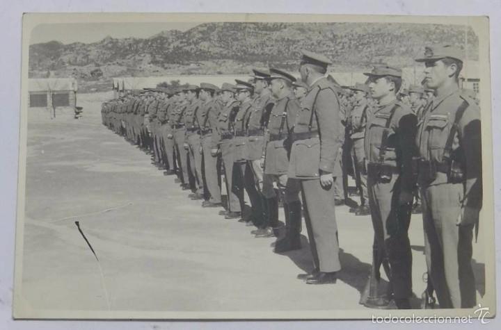 Militaria: FOTOGRAFIA DE FORMACION MILITAR, A&Ntilde;OS 60, MIDE 14 X 9 CMS.