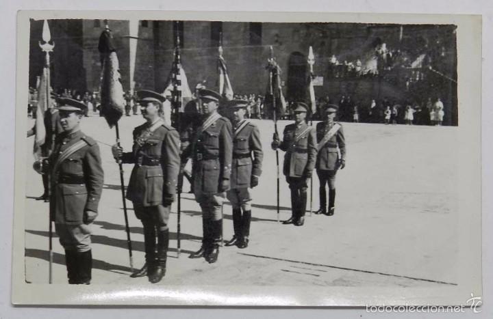 Militaria: FOTOGRAFIA DE FORMACION MILITAR EN SANTIAGO DE COMPOSTELA, A&Ntilde;OS 60, MIDE 14 X 9 CMS.