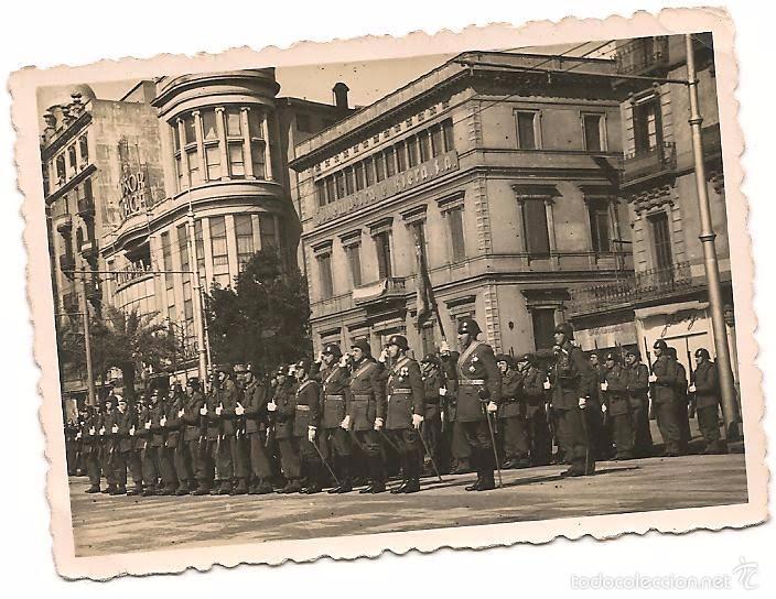 Militaria: SOLDADOS ESPA&Ntilde;OLES EN FORMACI&Oacute;N CON CASCOS TRUBIA Y Z, EN LOS A&Ntilde;OS 50/60