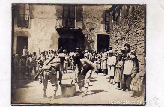 Militaria: Curiosa fotograf&iacute;a de un regimiento militar, en un pueblo. 9 x 12 cm No figura fot&oacute;grafo