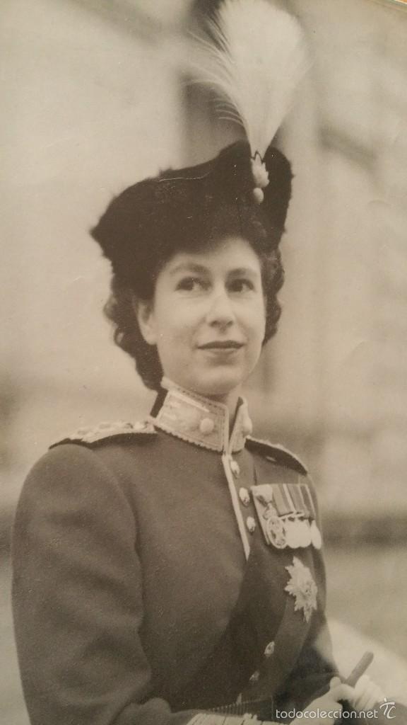 Militaria: FOTOGRAFIA ORIGINAL DE LA REINA ISABEL II DE INGLATERRA CON UNIFORME DE GALA. A&Ntilde;OS 50.