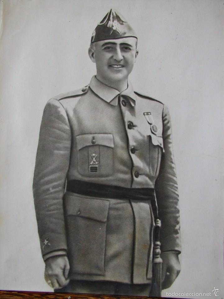 Militaria: FRANCO DE GENERAL DE BRIGADA, CON MEDALLA MILITAR INDIVIDUAL Y EMBLEMA DEL TERCIO DE LA LEGI&Oacute;N