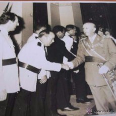 Militaria: FOTOGRAFIA ORIGINAL FECHADA DEL GENERALISIMO FRANCO CON JERARCAS DEL MOVIMIENTO. FALANGE. AÑO 1968. 