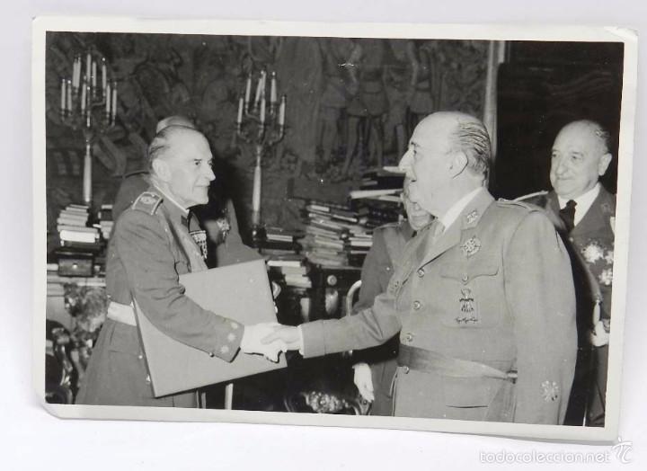 Militaria: FOTOGRAFIA DEL GENERAL FRANCISCO FRANCO EN ACTO MILITAR, SE VE MUY BIEN LAS MEDALLA LAUREAD DE SAN F