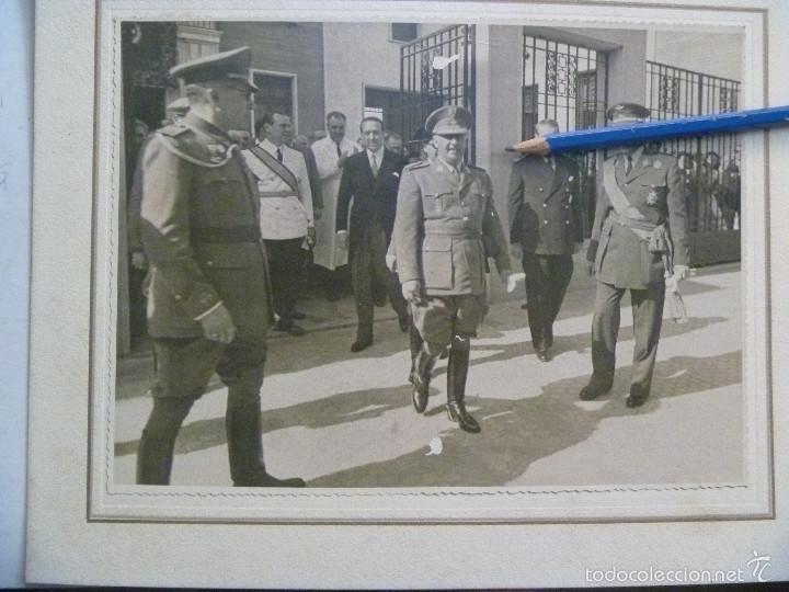 Militaria: FOTO DEL GENERAL FRANCO , SU AYUDANTE Y UN GENERAL DE AVIACION , VISITA . 18 X 24 CM
