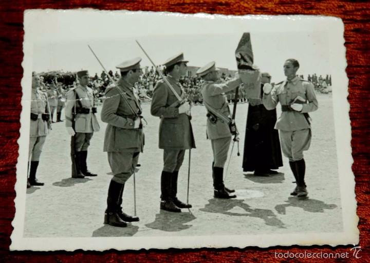 Militaria: FOTOGRAFIA MILITAR DE JURA DE BANDERA DE GRUPO DE REGULARES INDIGENAS, FOTO CHAUEN,GARCIA Y BENDAYAN