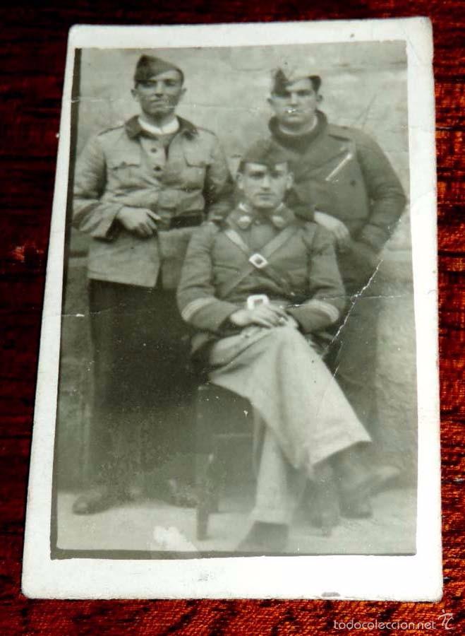 Militaria: FOTOGRAFIA DE PLENA GUERRA CIVIL, PARECEN DEL BANDO NACIONAL, ESCRITA A LAPICERO POR EL REVERSO, MID