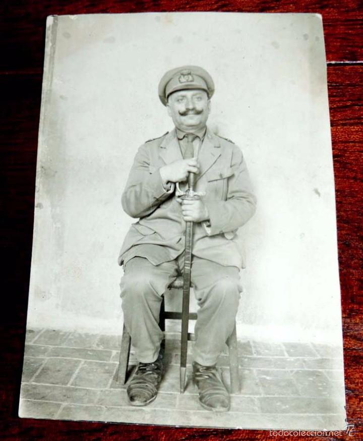 Militaria: FOTOGRAFIA DE MILITAR CON GORRA DE PLATO Y SABLE, MIDE 11,5 X 8 CMS.